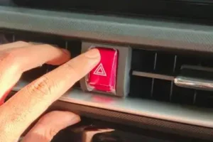peraturan menyalakan lampu Hazard dan bahaya menyalakan Hazard di saat hujan