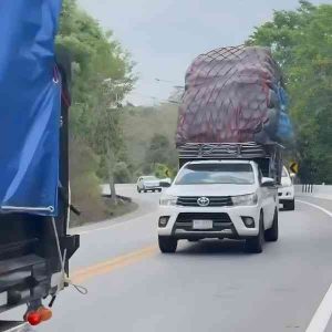 Toyota-Hilux-Pickup-gandeng-Thailand